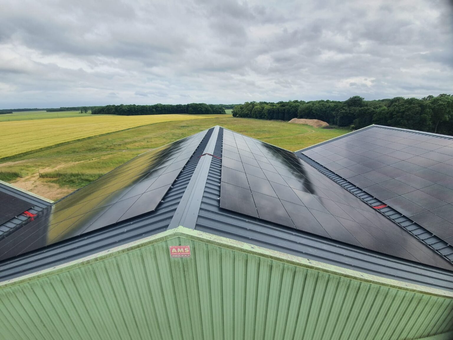 Esolaire - Comment réduire les coûts énergétiques de votre bâtiment industriel grâce à l'installation solaire ? - Featured Image 1