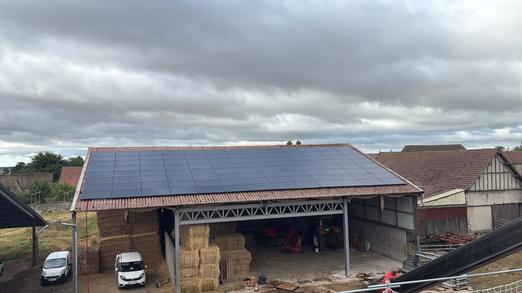 Esolaire - Quel système de panneaux photovoltaïques installer sur mon bâtiment agricole en 2025 pour réduire mes factures, bénéficier des aides et assurer l'autonomie énergétique ? - Featured Image 1
